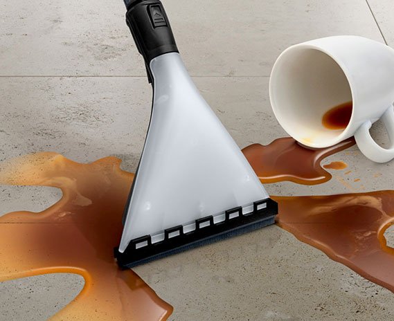 Швидке прибирання рідини миючим пилососом Bosch